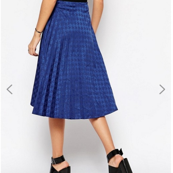 Liquorish Pleated Midi Skirt in Dogtooth - Picture 6 of 6